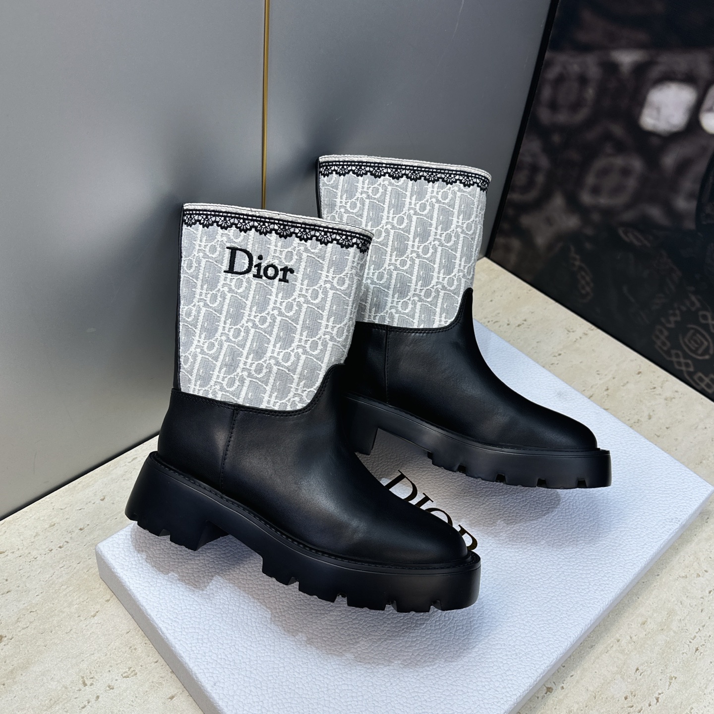 Dior 迪奥 2026秋冬高定系列新款 Dentelle 及裸机车女短靴 CD字母logo立体刺绣图案低跟圆头一脚蹬骑