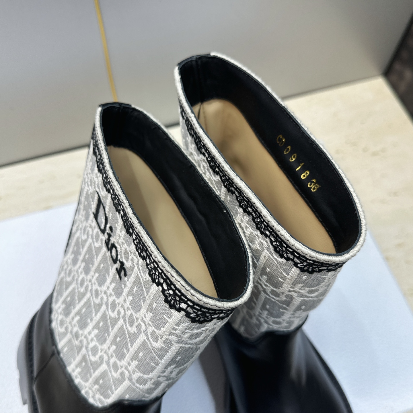Dior 迪奥 2026秋冬高定系列新款 Dentelle 及裸机车女短靴 CD字母logo立体刺绣图案低跟圆头一脚蹬骑