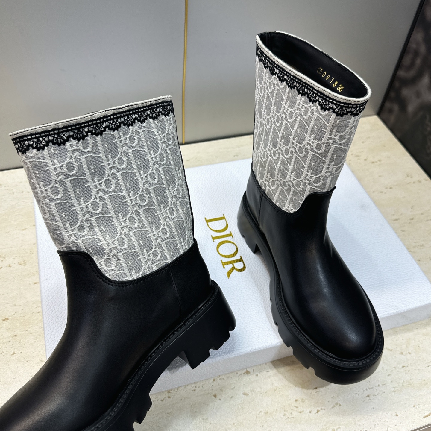 Dior 迪奥 2026秋冬高定系列新款 Dentelle 及裸机车女短靴 CD字母logo立体刺绣图案低跟圆头一脚蹬骑