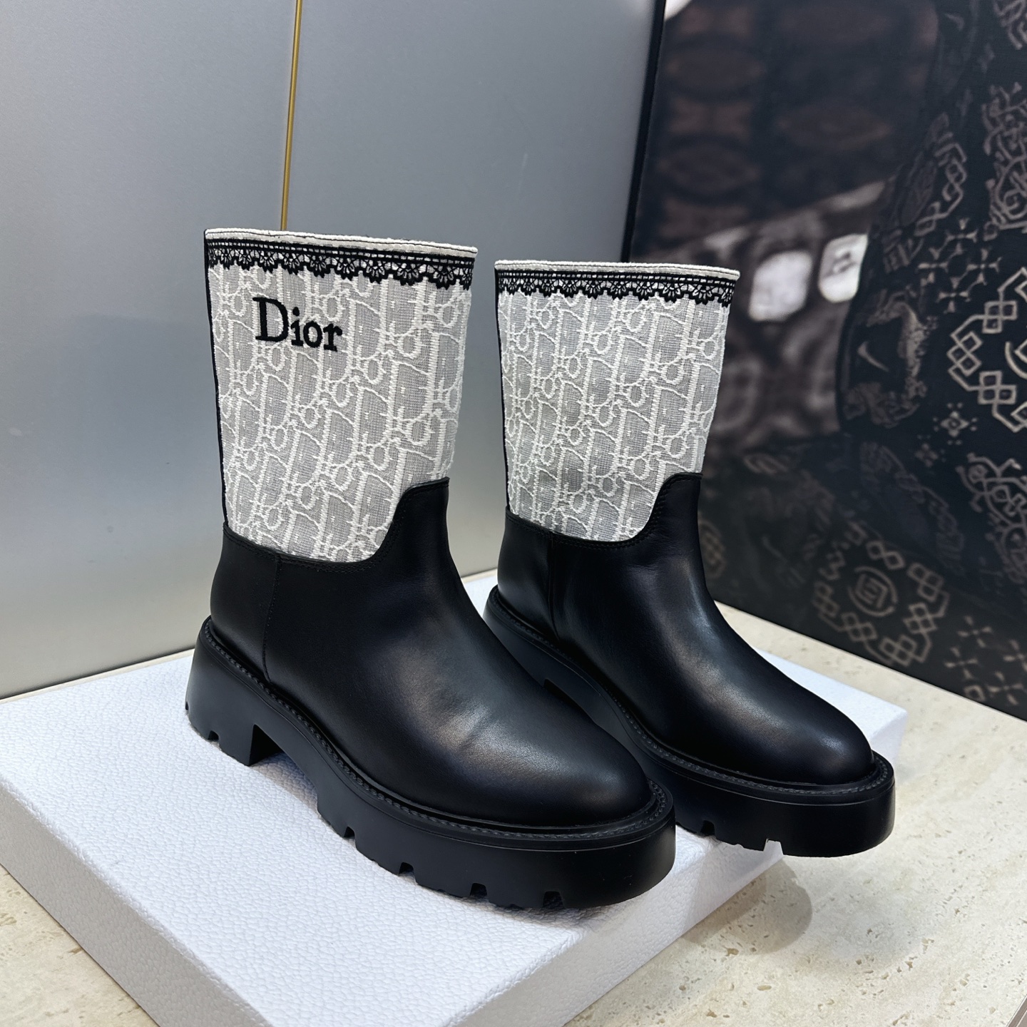 Dior 迪奥 2026秋冬高定系列新款 Dentelle 及裸机车女短靴 CD字母logo立体刺绣图案低跟圆头一脚蹬骑