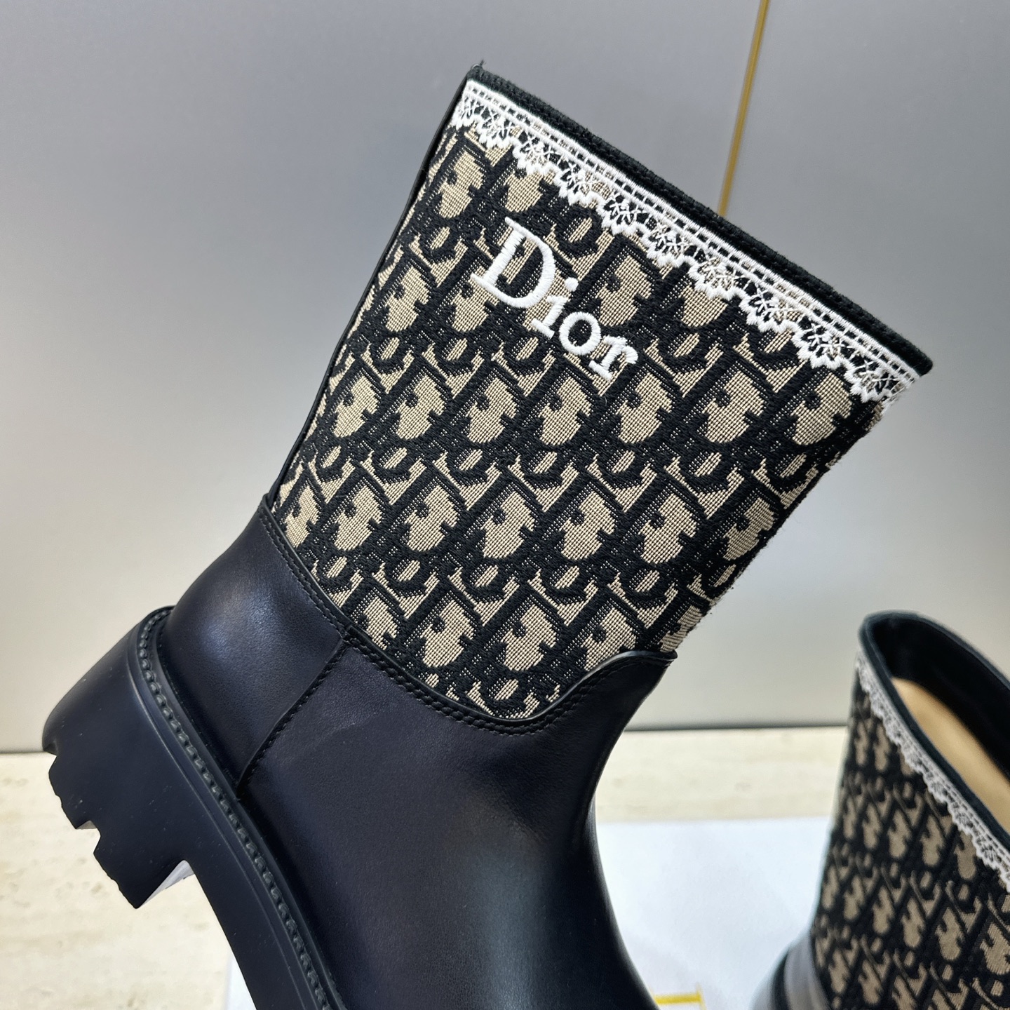 Dior 迪奥 2026秋冬高定系列新款 Dentelle 及裸机车女短靴 CD字母logo立体刺绣图案低跟圆头一脚蹬骑