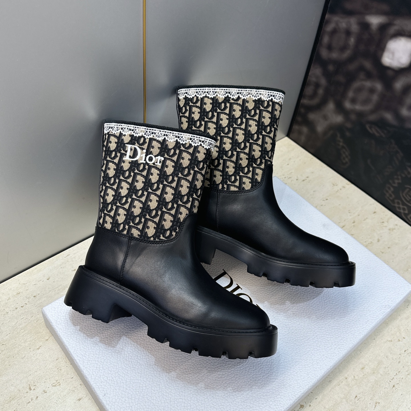Dior 迪奥 2026秋冬高定系列新款 Dentelle 及裸机车女短靴 CD字母logo立体刺绣图案低跟圆头一脚蹬骑