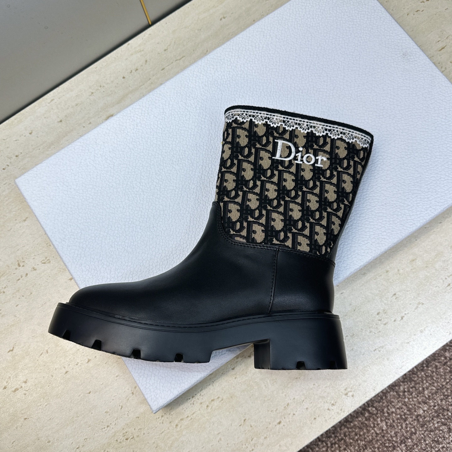 Dior 迪奥 2026秋冬高定系列新款 Dentelle 及裸机车女短靴 CD字母logo立体刺绣图案低跟圆头一脚蹬骑