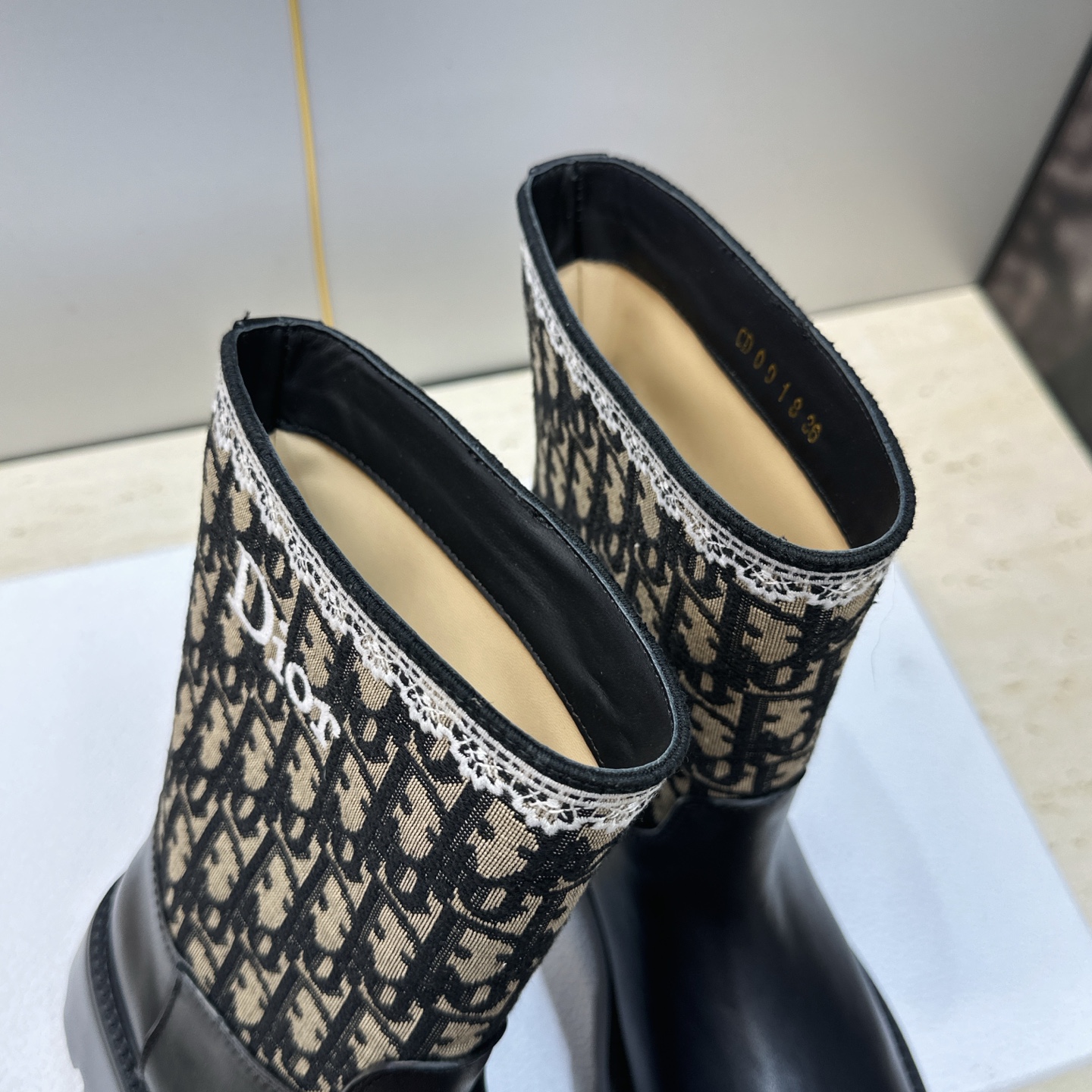 Dior 迪奥 2026秋冬高定系列新款 Dentelle 及裸机车女短靴 CD字母logo立体刺绣图案低跟圆头一脚蹬骑