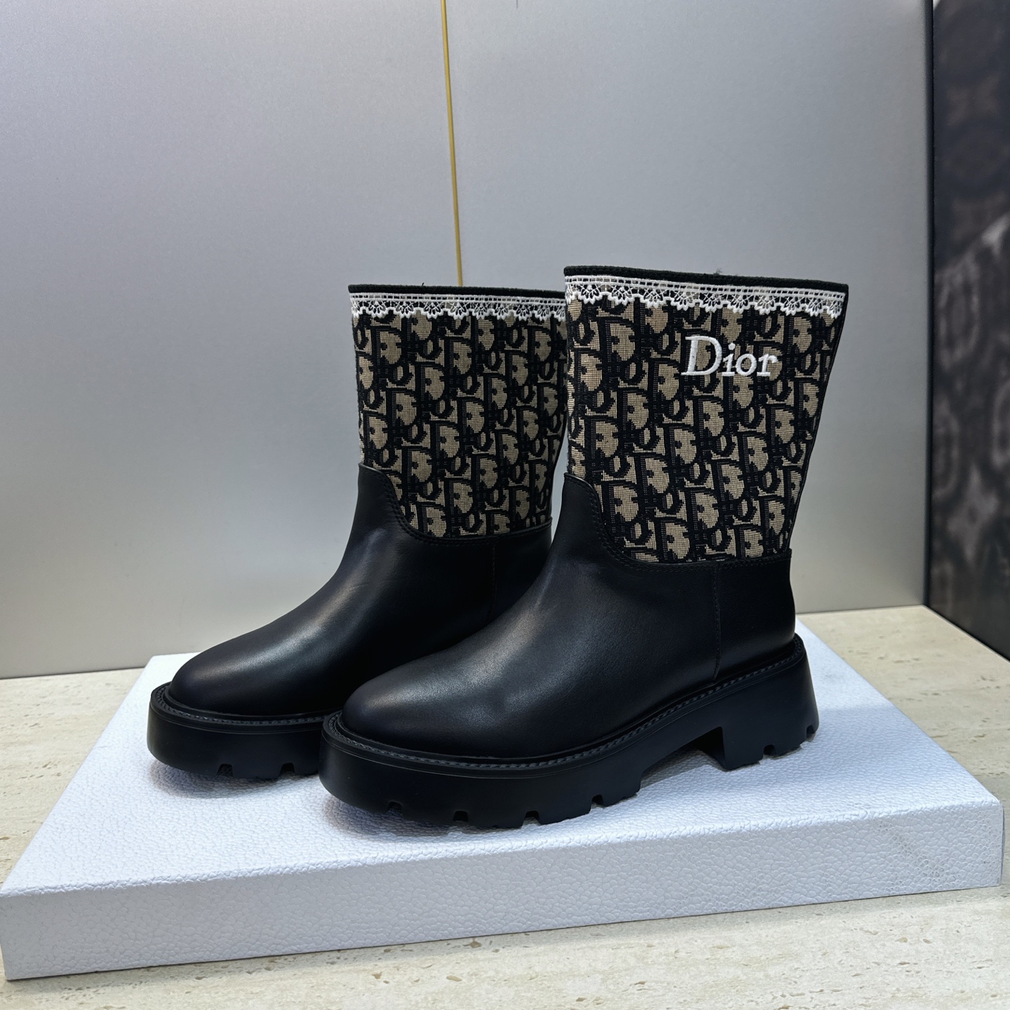 Dior 迪奥 2026秋冬高定系列新款 Dentelle 及裸机车女短靴 CD字母logo立体刺绣图案低跟圆头一脚蹬骑