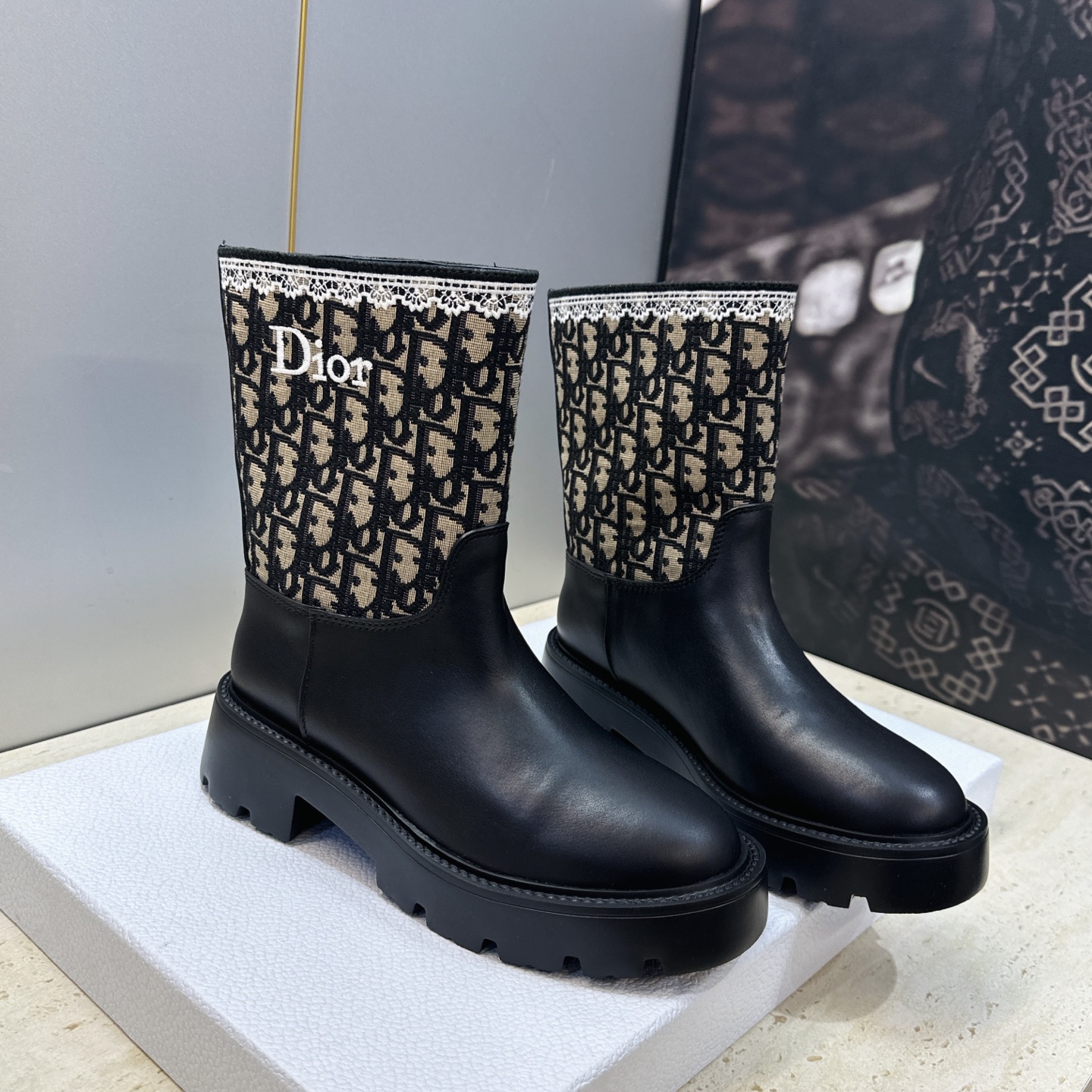 Dior 迪奥 2026秋冬高定系列新款 Dentelle 及裸机车女短靴 CD字母logo立体刺绣图案低跟圆头一脚蹬骑