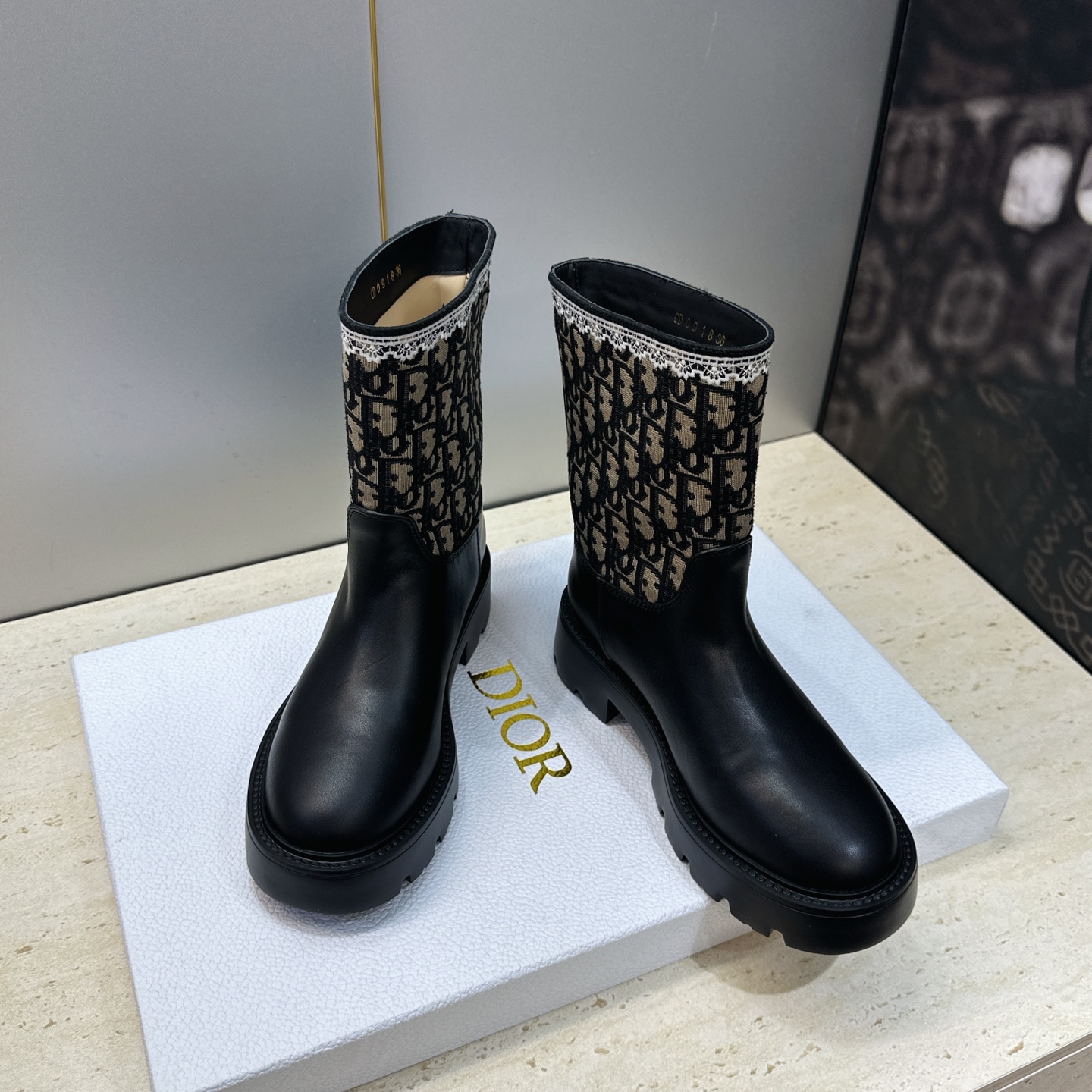 Dior 迪奥 2026秋冬高定系列新款 Dentelle 及裸机车女短靴 CD字母logo立体刺绣图案低跟圆头一脚蹬骑