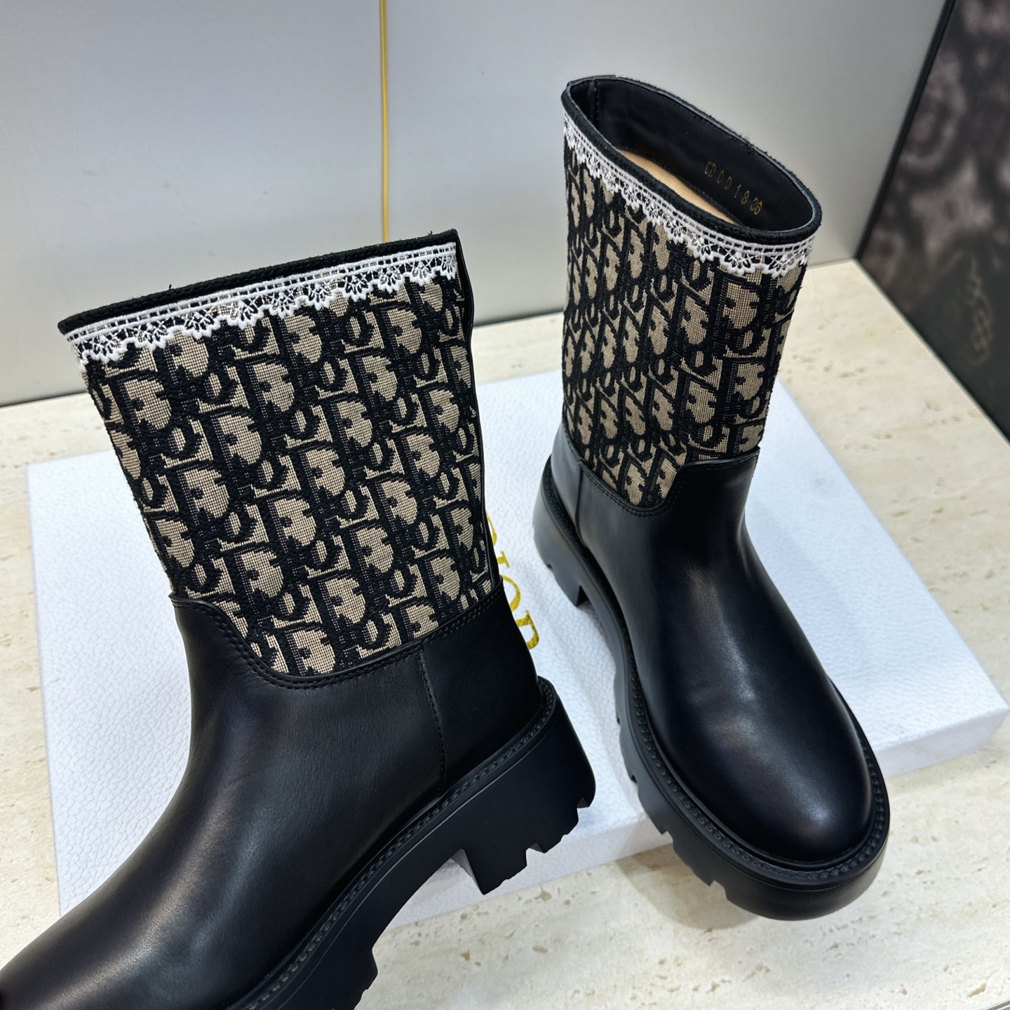 Dior 迪奥 2026秋冬高定系列新款 Dentelle 及裸机车女短靴 CD字母logo立体刺绣图案低跟圆头一脚蹬骑