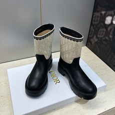 Dior 迪奥 2026秋冬高定系列新款 Dentelle 及裸机车女短靴 CD字母logo立体刺绣图案低跟圆头一脚蹬骑 Dior 迪奥 2026秋冬高定系列新款 Dentelle 及裸机车女短靴 CD字母logo立体刺绣图案低跟圆头一脚蹬骑