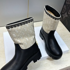 Dior 迪奥 2026秋冬高定系列新款 Dentelle 及裸机车女短靴 CD字母logo立体刺绣图案低跟圆头一脚蹬骑 Dior 迪奥 2026秋冬高定系列新款 Dentelle 及裸机车女短靴 CD字母logo立体刺绣图案低跟圆头一脚蹬骑