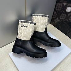 Dior 迪奥 2026秋冬高定系列新款 Dentelle 及裸机车女短靴 CD字母logo立体刺绣图案低跟圆头一脚蹬骑 Dior 迪奥 2026秋冬高定系列新款 Dentelle 及裸机车女短靴 CD字母logo立体刺绣图案低跟圆头一脚蹬骑