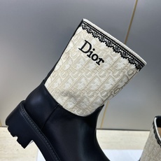 Dior 迪奥 2026秋冬高定系列新款 Dentelle 及裸机车女短靴 CD字母logo立体刺绣图案低跟圆头一脚蹬骑 Dior 迪奥 2026秋冬高定系列新款 Dentelle 及裸机车女短靴 CD字母logo立体刺绣图案低跟圆头一脚蹬骑