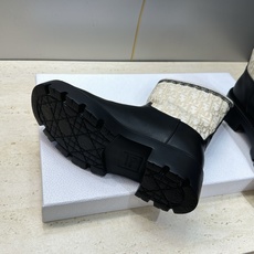 Dior 迪奥 2026秋冬高定系列新款 Dentelle 及裸机车女短靴 CD字母logo立体刺绣图案低跟圆头一脚蹬骑 Dior 迪奥 2026秋冬高定系列新款 Dentelle 及裸机车女短靴 CD字母logo立体刺绣图案低跟圆头一脚蹬骑