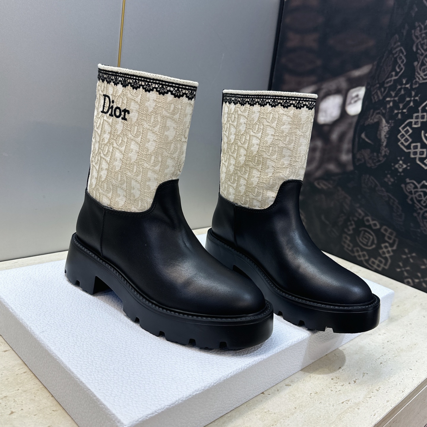 Dior 迪奥 2026秋冬高定系列新款 Dentelle 及裸机车女短靴 CD字母logo立体刺绣图案低跟圆头一脚蹬骑
