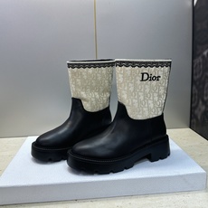 Dior 迪奥 2026秋冬高定系列新款 Dentelle 及裸机车女短靴 CD字母logo立体刺绣图案低跟圆头一脚蹬骑 Dior 迪奥 2026秋冬高定系列新款 Dentelle 及裸机车女短靴 CD字母logo立体刺绣图案低跟圆头一脚蹬骑