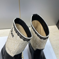 Dior 迪奥 2026秋冬高定系列新款 Dentelle 及裸机车女短靴 CD字母logo立体刺绣图案低跟圆头一脚蹬骑 Dior 迪奥 2026秋冬高定系列新款 Dentelle 及裸机车女短靴 CD字母logo立体刺绣图案低跟圆头一脚蹬骑