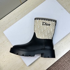 Dior 迪奥 2026秋冬高定系列新款 Dentelle 及裸机车女短靴 CD字母logo立体刺绣图案低跟圆头一脚蹬骑 Dior 迪奥 2026秋冬高定系列新款 Dentelle 及裸机车女短靴 CD字母logo立体刺绣图案低跟圆头一脚蹬骑