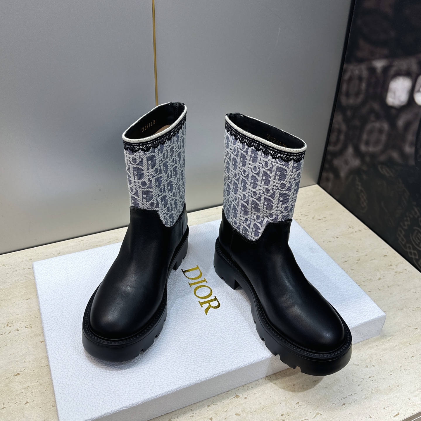 Dior 迪奥 2026秋冬高定系列新款 Dentelle 及裸机车女短靴 CD字母logo立体刺绣图案低跟圆头一脚蹬骑