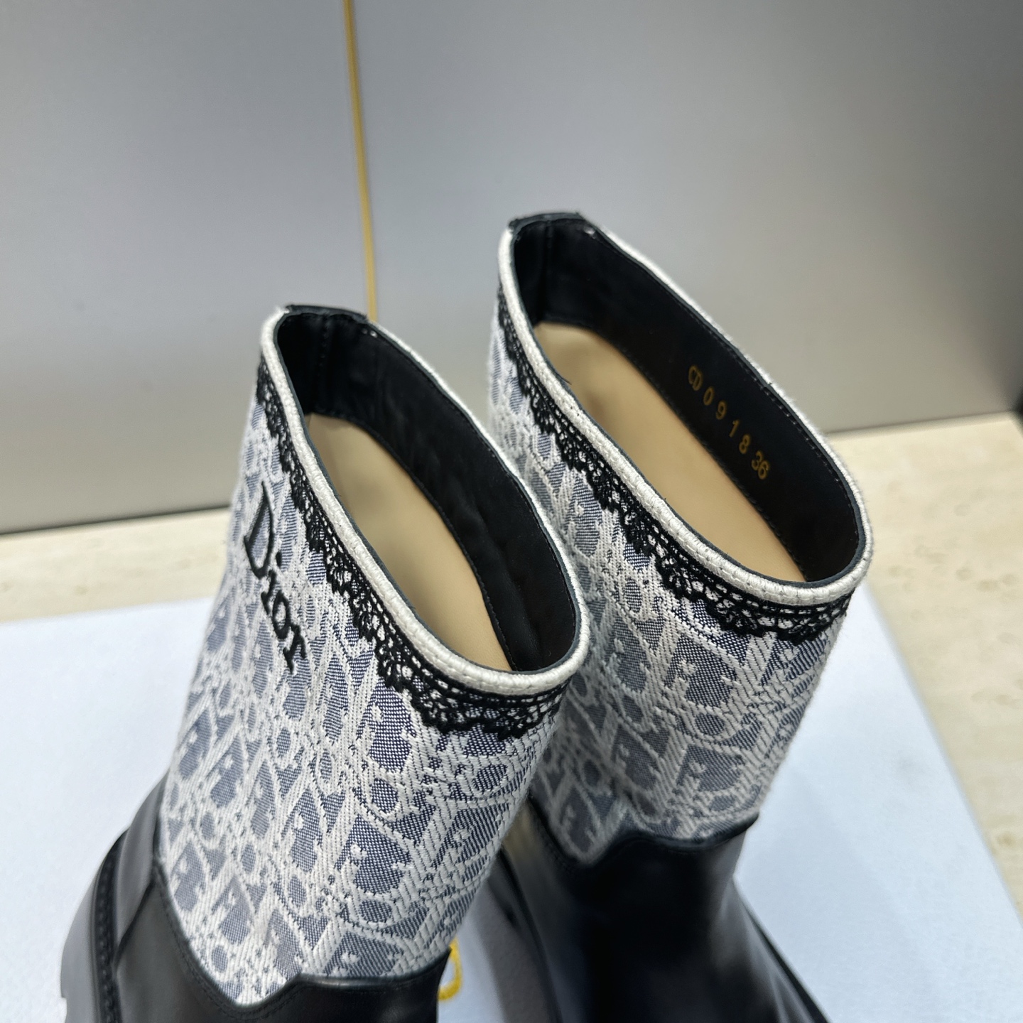 Dior 迪奥 2026秋冬高定系列新款 Dentelle 及裸机车女短靴 CD字母logo立体刺绣图案低跟圆头一脚蹬骑