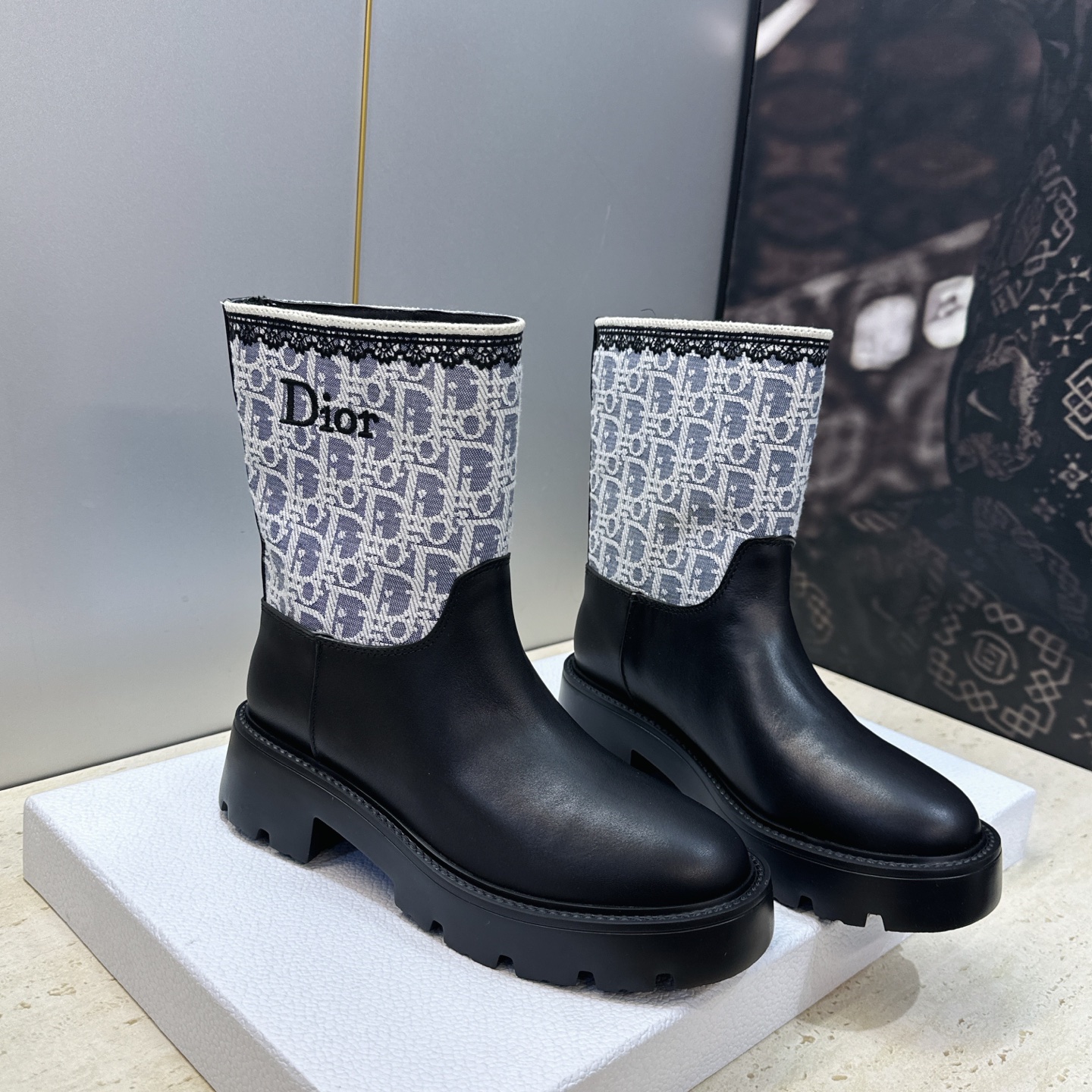 Dior 迪奥 2026秋冬高定系列新款 Dentelle 及裸机车女短靴 CD字母logo立体刺绣图案低跟圆头一脚蹬骑