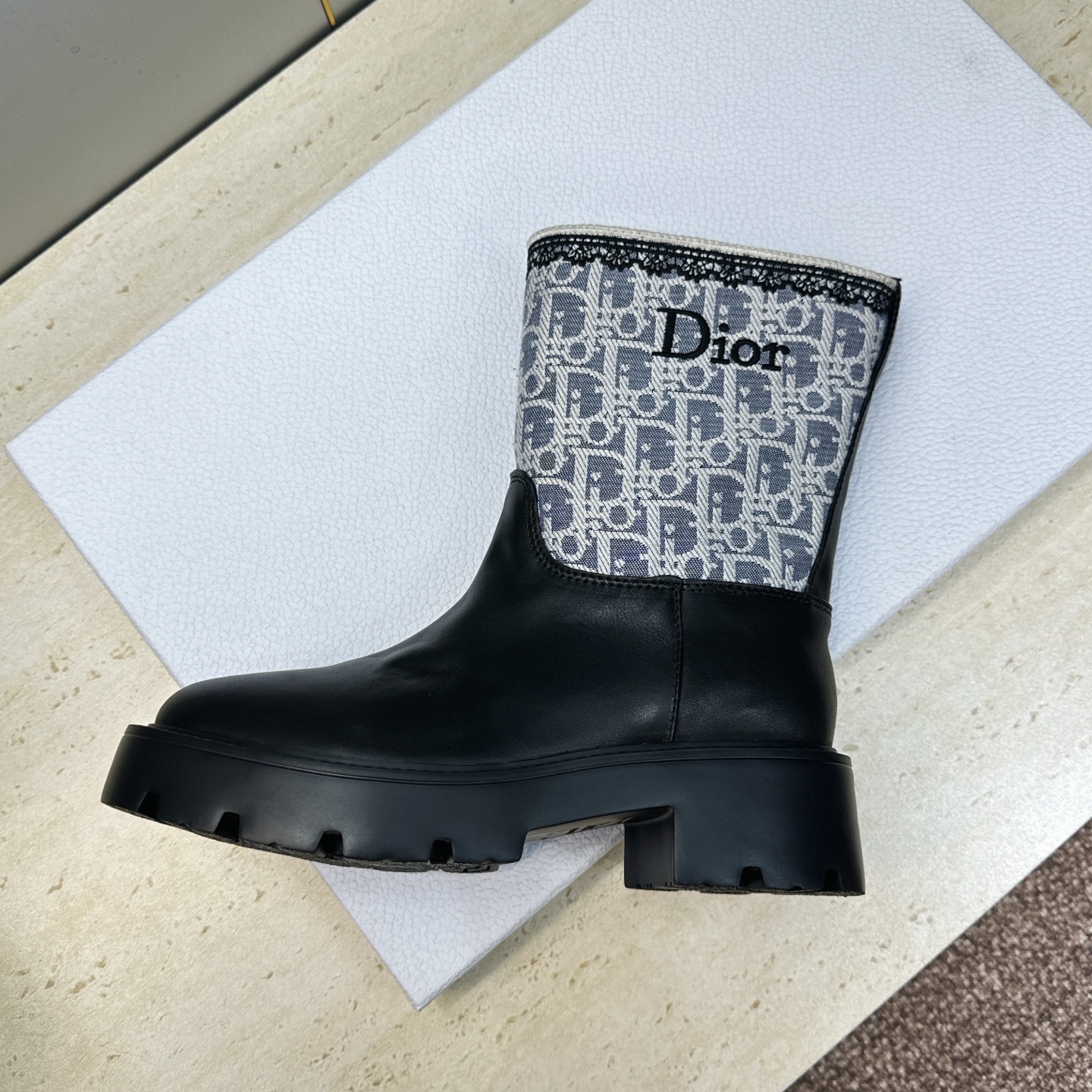 Dior 迪奥 2026秋冬高定系列新款 Dentelle 及裸机车女短靴 CD字母logo立体刺绣图案低跟圆头一脚蹬骑