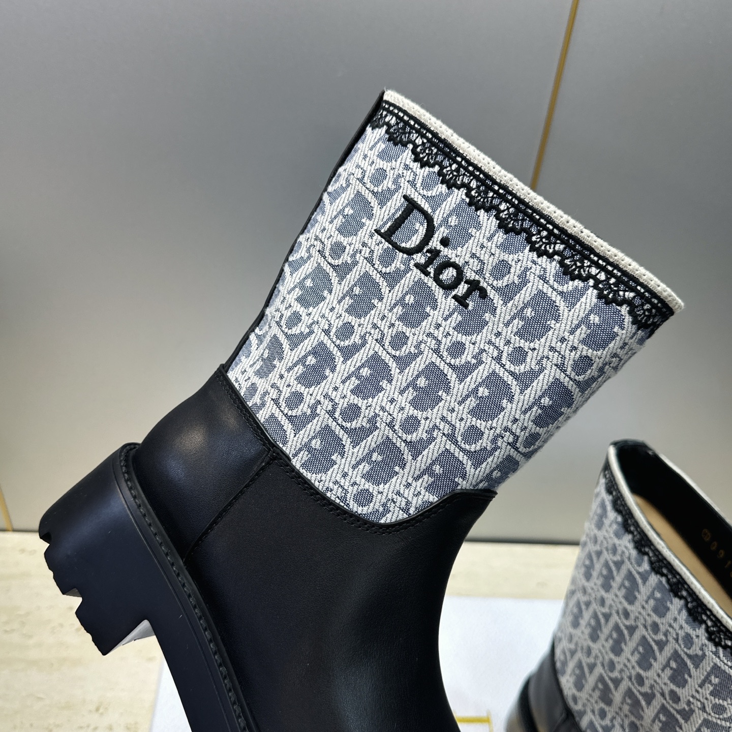 Dior 迪奥 2026秋冬高定系列新款 Dentelle 及裸机车女短靴 CD字母logo立体刺绣图案低跟圆头一脚蹬骑