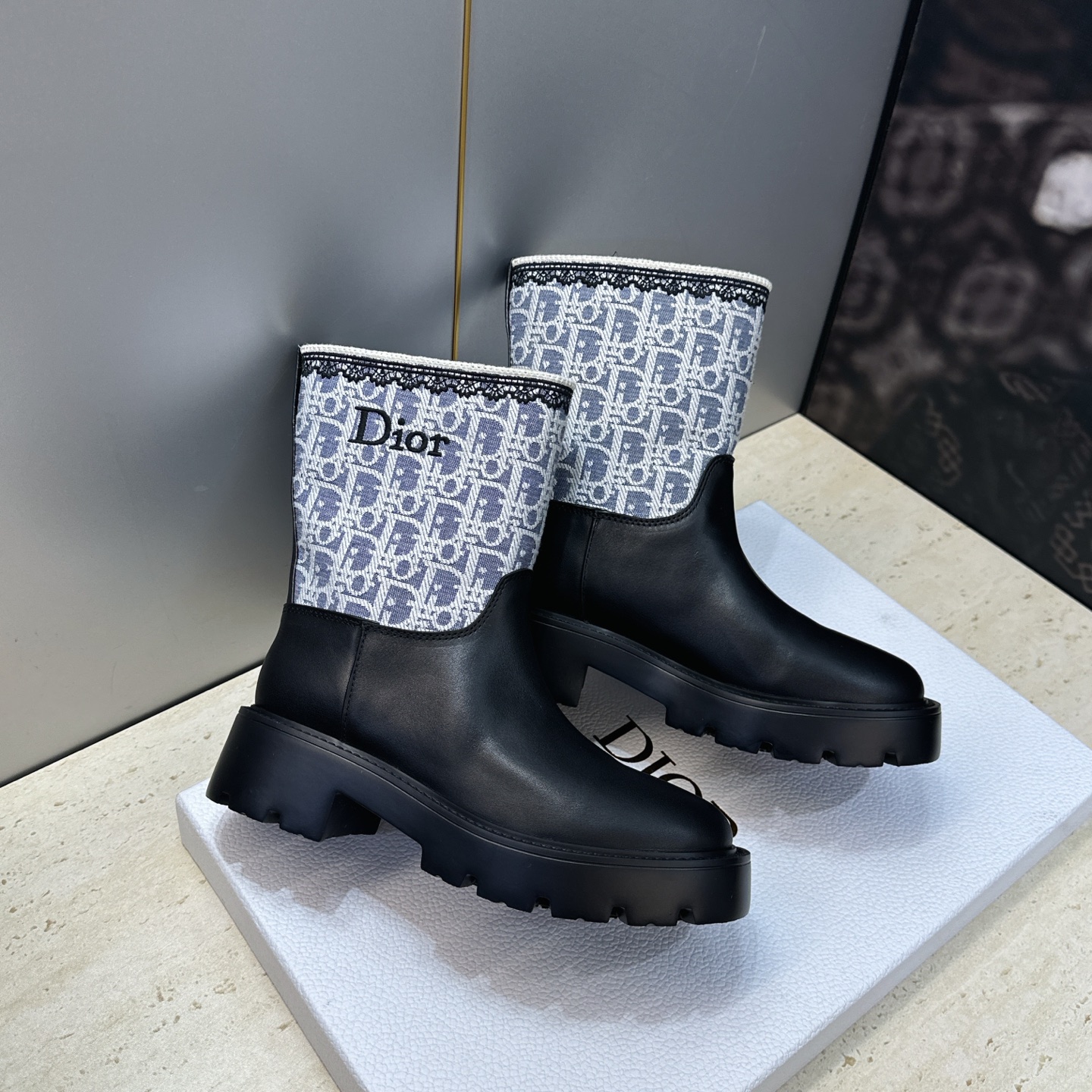 Dior 迪奥 2026秋冬高定系列新款 Dentelle 及裸机车女短靴 CD字母logo立体刺绣图案低跟圆头一脚蹬骑