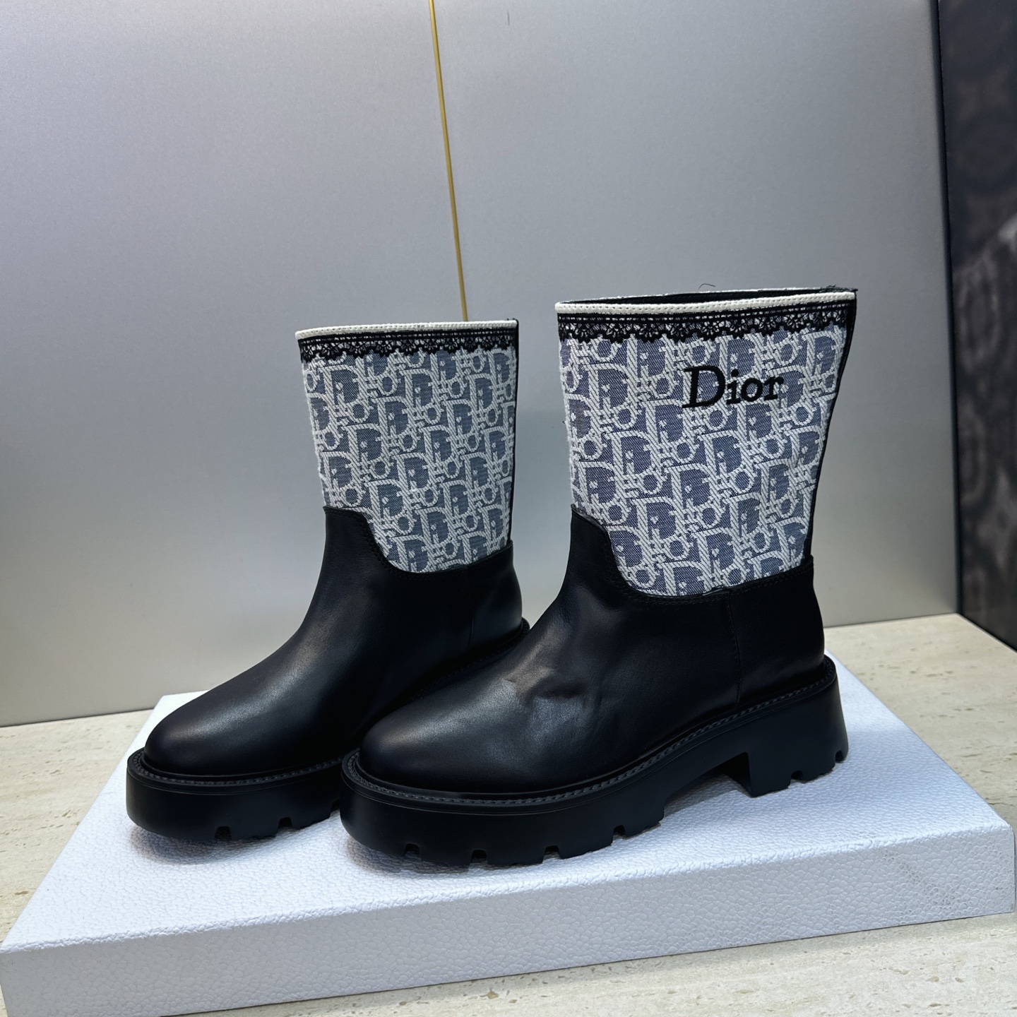 Dior 迪奥 2026秋冬高定系列新款 Dentelle 及裸机车女短靴 CD字母logo立体刺绣图案低跟圆头一脚蹬骑