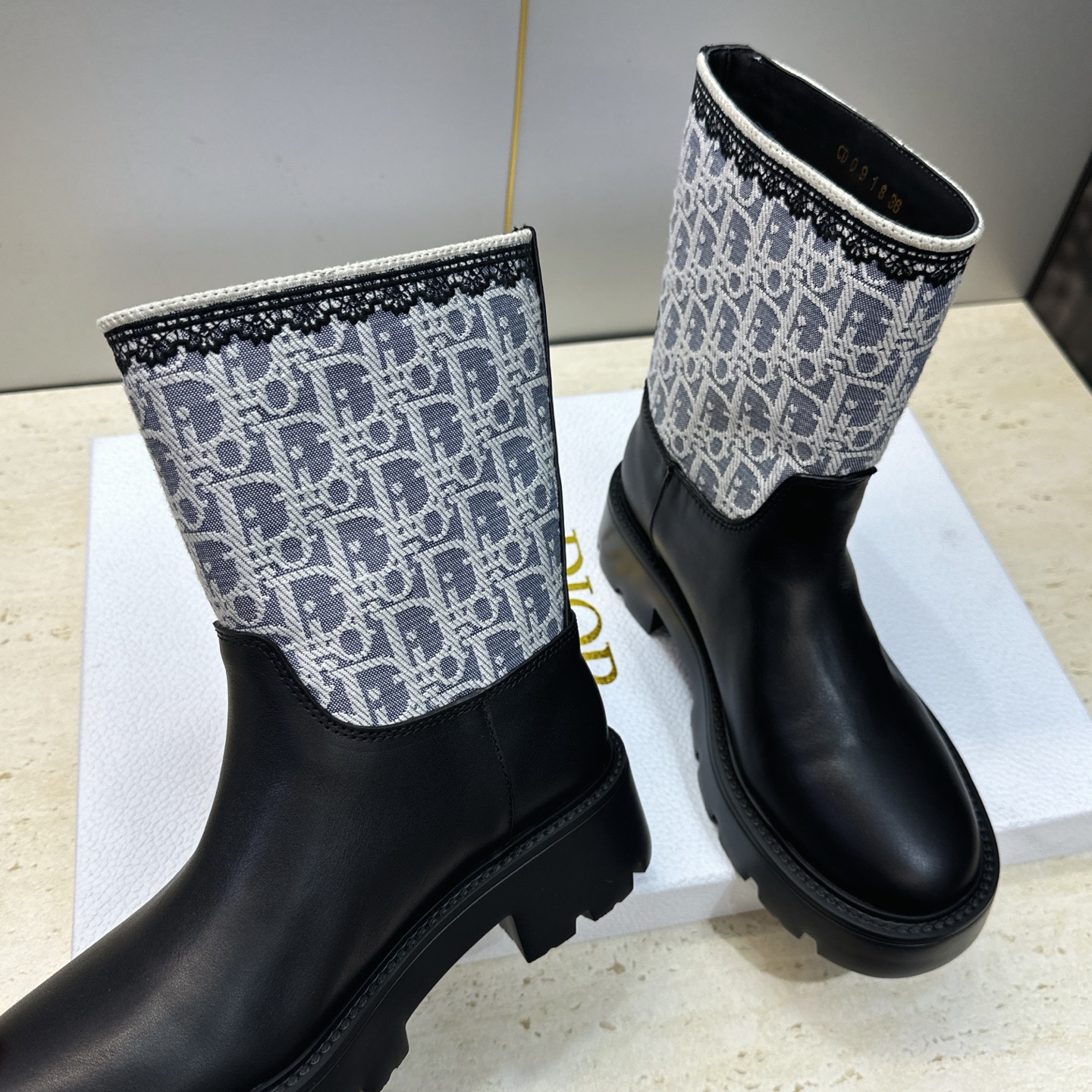 Dior 迪奥 2026秋冬高定系列新款 Dentelle 及裸机车女短靴 CD字母logo立体刺绣图案低跟圆头一脚蹬骑