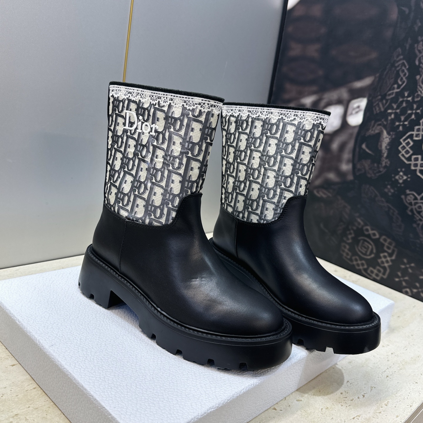 Dior 迪奥 2026秋冬高定系列新款 Dentelle 及裸机车女短靴 CD字母logo立体刺绣图案低跟圆头一脚蹬骑