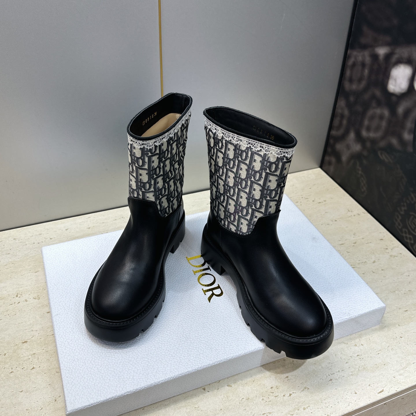 Dior 迪奥 2026秋冬高定系列新款 Dentelle 及裸机车女短靴 CD字母logo立体刺绣图案低跟圆头一脚蹬骑 Dior 迪奥 2026秋冬高定系列新款 Dentelle 及裸机车女短靴 CD字母logo立体刺绣图案低跟圆头一脚蹬骑