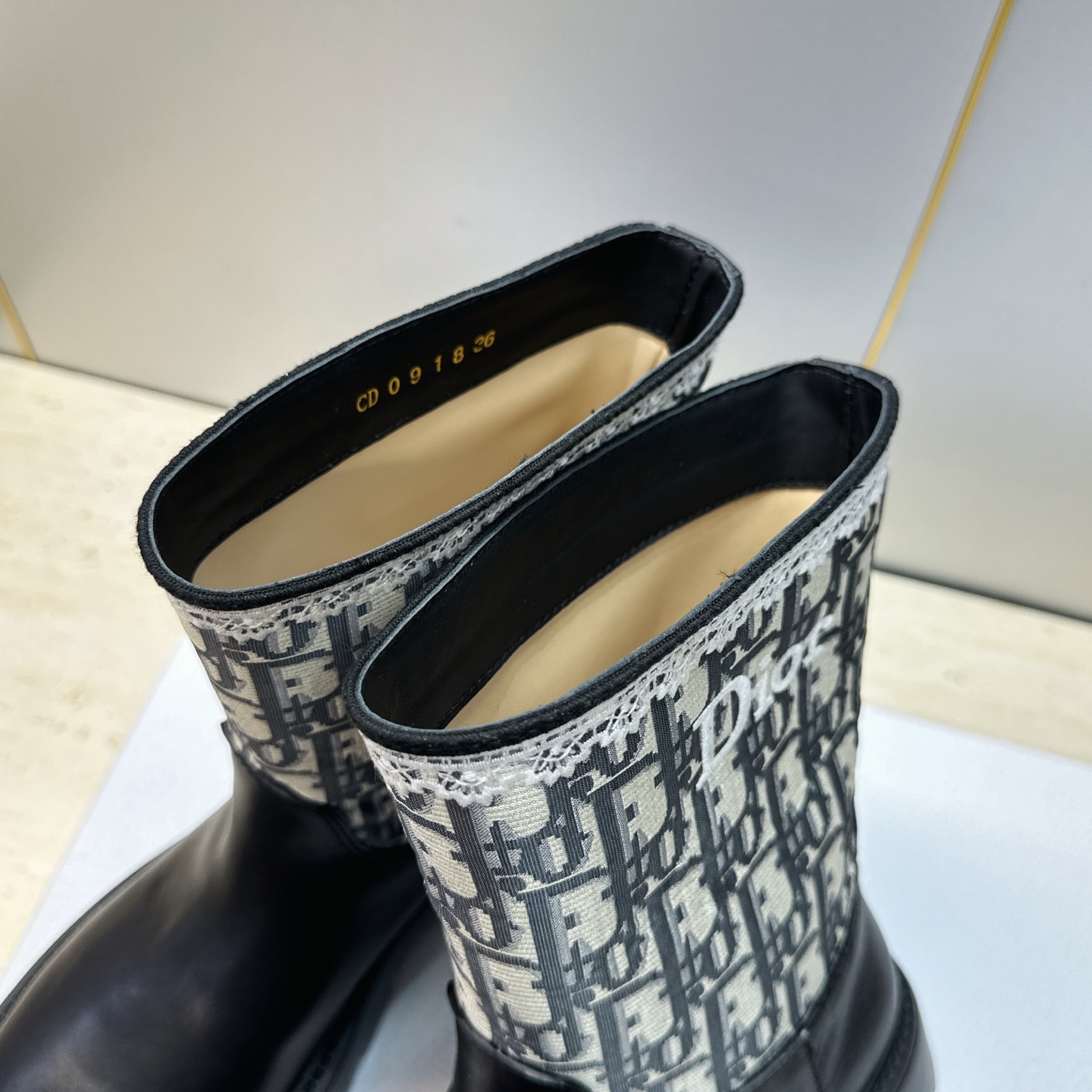 Dior 迪奥 2026秋冬高定系列新款 Dentelle 及裸机车女短靴 CD字母logo立体刺绣图案低跟圆头一脚蹬骑 Dior 迪奥 2026秋冬高定系列新款 Dentelle 及裸机车女短靴 CD字母logo立体刺绣图案低跟圆头一脚蹬骑