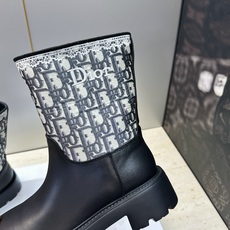 Dior 迪奥 2026秋冬高定系列新款 Dentelle 及裸机车女短靴 CD字母logo立体刺绣图案低跟圆头一脚蹬骑 Dior 迪奥 2026秋冬高定系列新款 Dentelle 及裸机车女短靴 CD字母logo立体刺绣图案低跟圆头一脚蹬骑