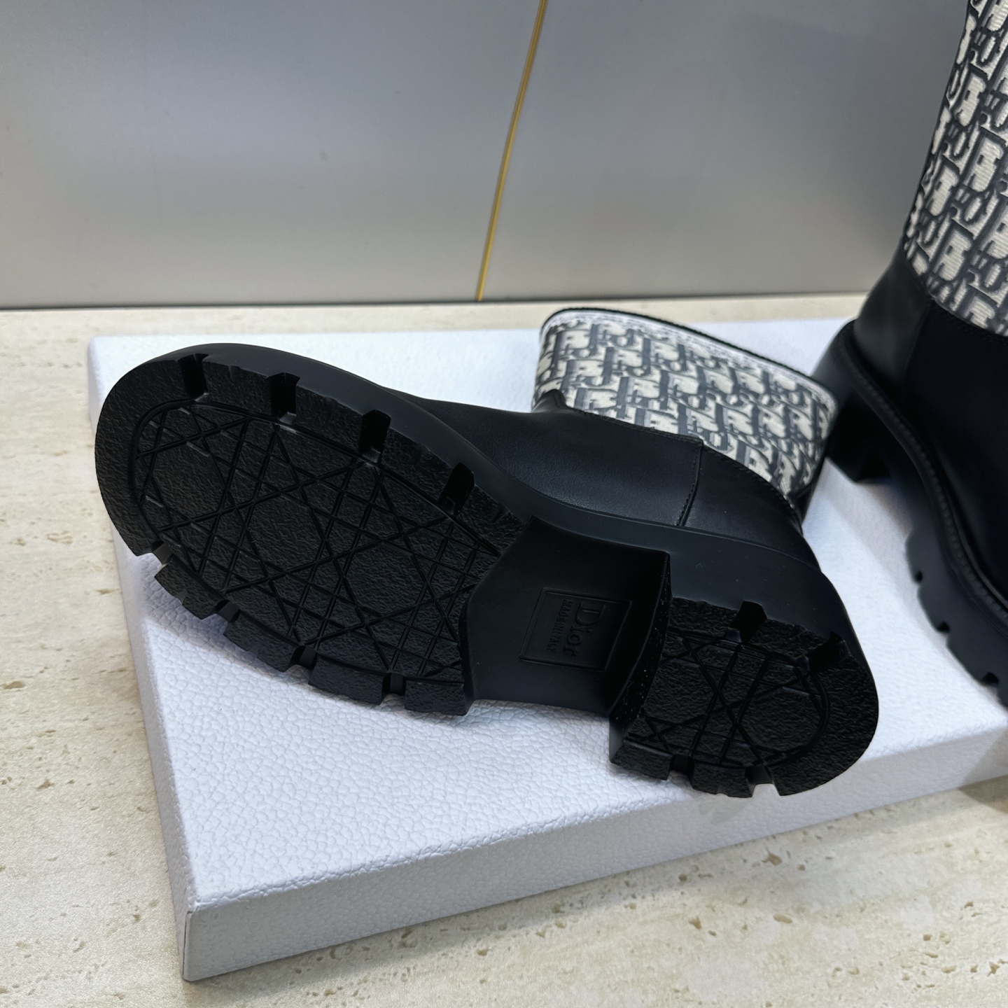 Dior 迪奥 2026秋冬高定系列新款 Dentelle 及裸机车女短靴 CD字母logo立体刺绣图案低跟圆头一脚蹬骑 Dior 迪奥 2026秋冬高定系列新款 Dentelle 及裸机车女短靴 CD字母logo立体刺绣图案低跟圆头一脚蹬骑