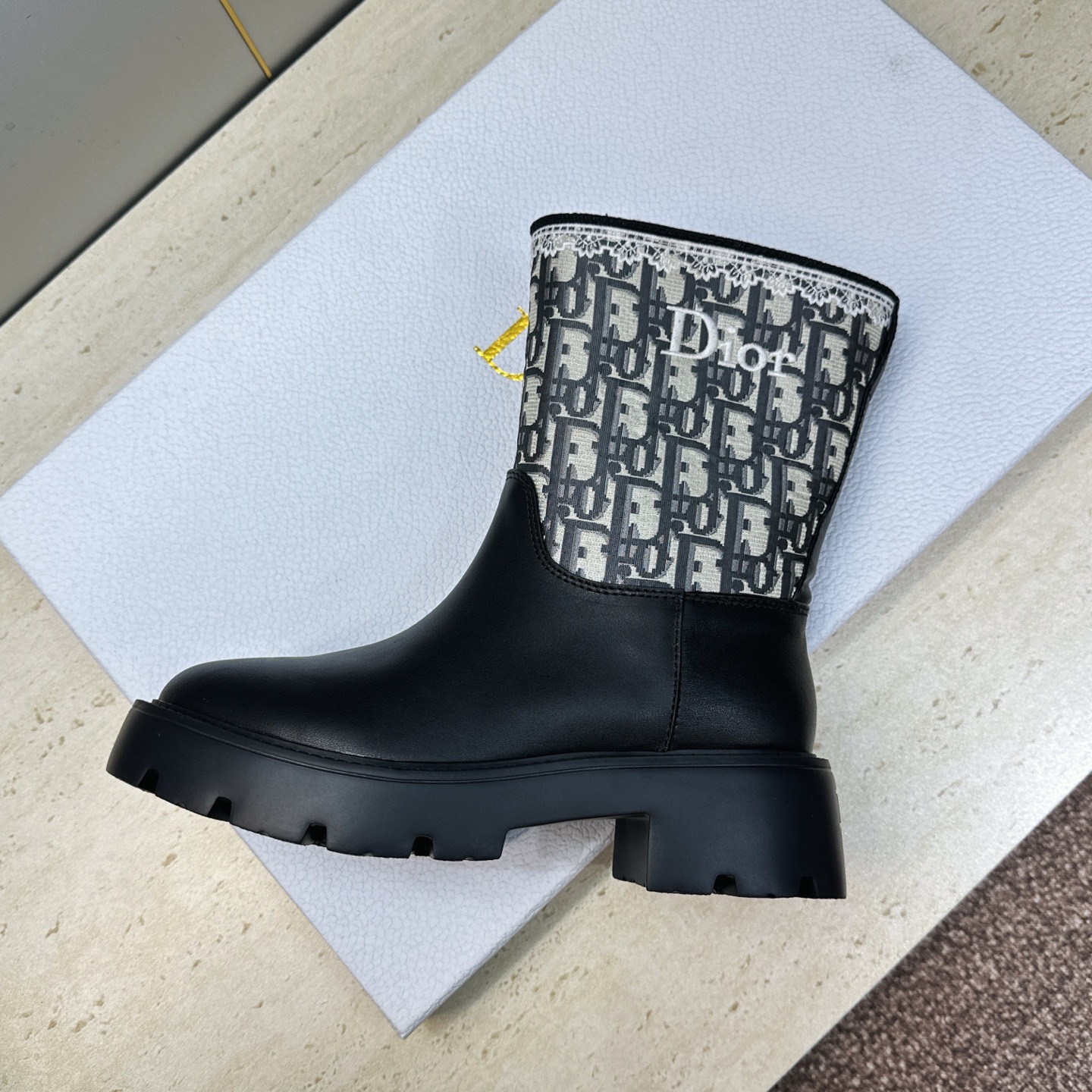 Dior 迪奥 2026秋冬高定系列新款 Dentelle 及裸机车女短靴 CD字母logo立体刺绣图案低跟圆头一脚蹬骑 Dior 迪奥 2026秋冬高定系列新款 Dentelle 及裸机车女短靴 CD字母logo立体刺绣图案低跟圆头一脚蹬骑
