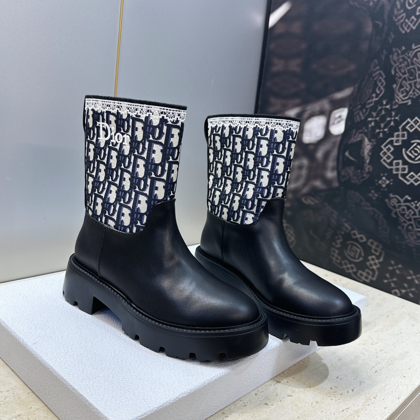 Dior 迪奥 2026秋冬高定系列新款 Dentelle 及裸机车女短靴 CD字母logo立体刺绣图案低跟圆头一脚蹬骑