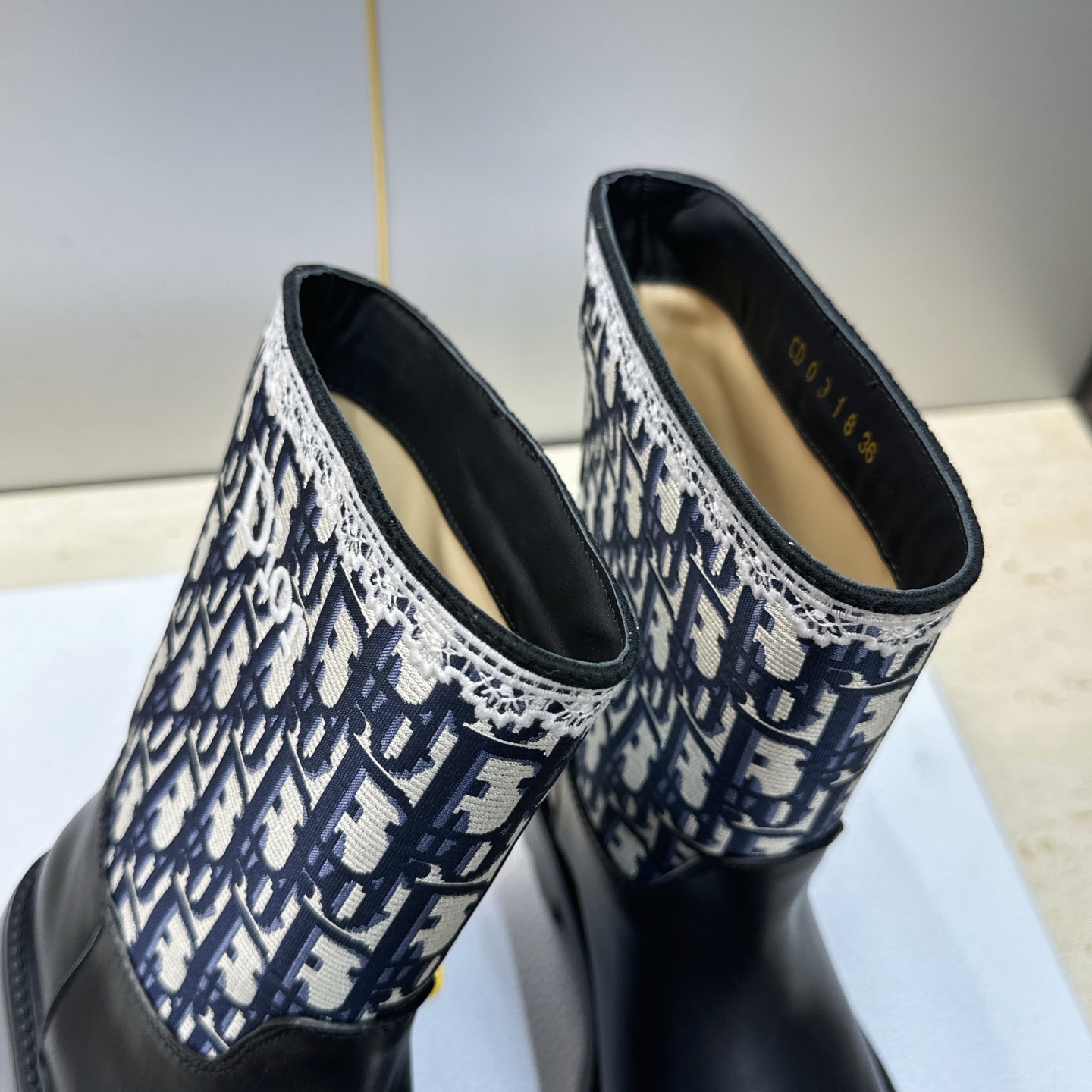Dior 迪奥 2026秋冬高定系列新款 Dentelle 及裸机车女短靴 CD字母logo立体刺绣图案低跟圆头一脚蹬骑 Dior 迪奥 2026秋冬高定系列新款 Dentelle 及裸机车女短靴 CD字母logo立体刺绣图案低跟圆头一脚蹬骑