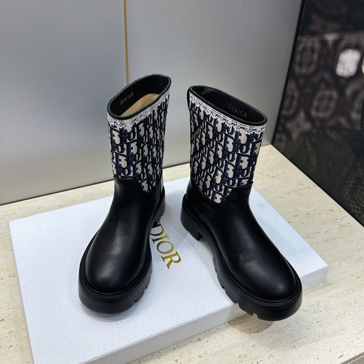 Dior 迪奥 2026秋冬高定系列新款 Dentelle 及裸机车女短靴 CD字母logo立体刺绣图案低跟圆头一脚蹬骑 Dior 迪奥 2026秋冬高定系列新款 Dentelle 及裸机车女短靴 CD字母logo立体刺绣图案低跟圆头一脚蹬骑