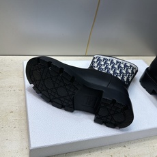 Dior 迪奥 2026秋冬高定系列新款 Dentelle 及裸机车女短靴 CD字母logo立体刺绣图案低跟圆头一脚蹬骑 Dior 迪奥 2026秋冬高定系列新款 Dentelle 及裸机车女短靴 CD字母logo立体刺绣图案低跟圆头一脚蹬骑