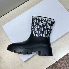 Dior 迪奥 2026秋冬高定系列新款 Dentelle 及裸机车女短靴 CD字母logo立体刺绣图案低跟圆头一脚蹬骑 Dior 迪奥 2026秋冬高定系列新款 Dentelle 及裸机车女短靴 CD字母logo立体刺绣图案低跟圆头一脚蹬骑