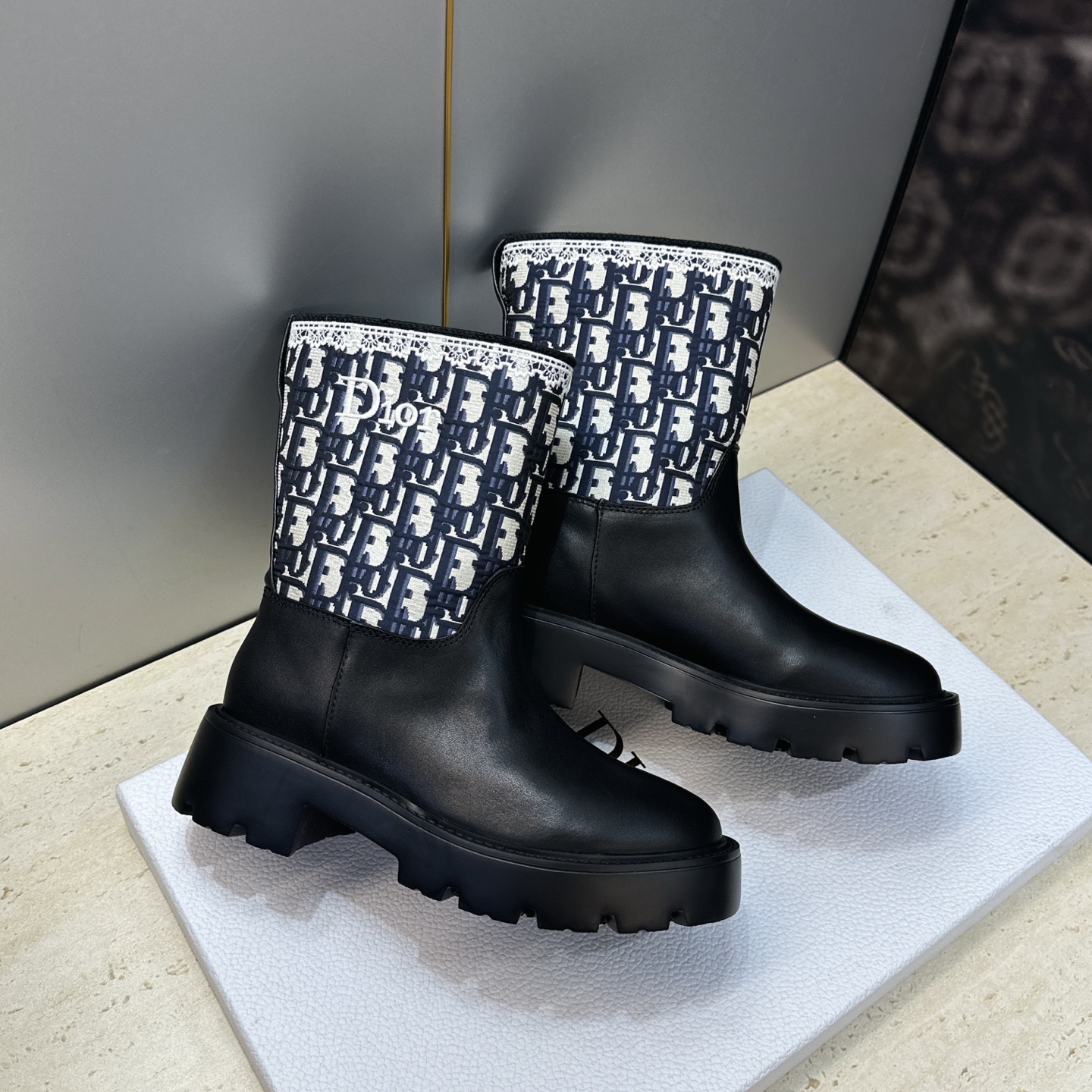 Dior 迪奥 2026秋冬高定系列新款 Dentelle 及裸机车女短靴 CD字母logo立体刺绣图案低跟圆头一脚蹬骑 Dior 迪奥 2026秋冬高定系列新款 Dentelle 及裸机车女短靴 CD字母logo立体刺绣图案低跟圆头一脚蹬骑