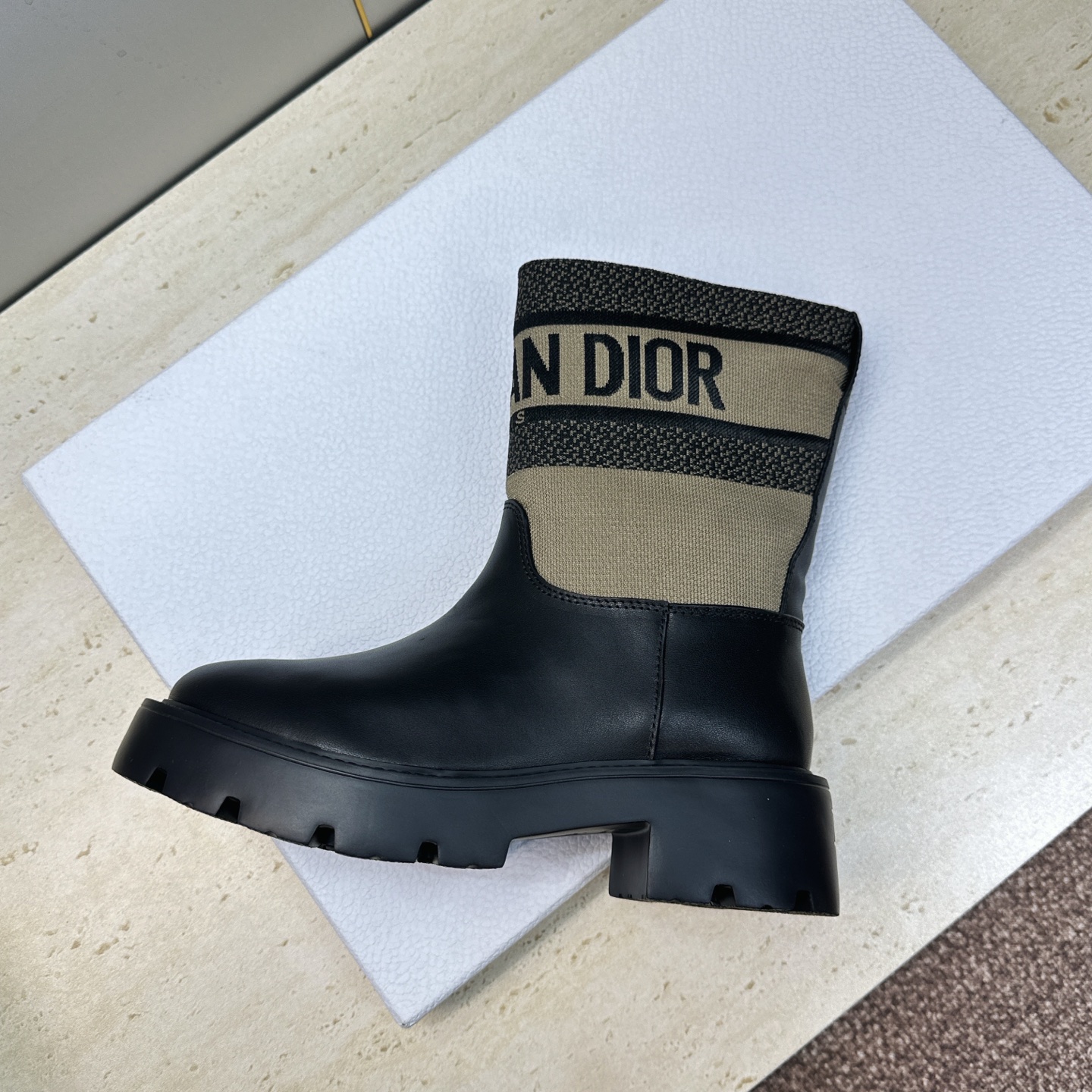 Dior 迪奥 2026秋冬高定系列新款 Dentelle 及裸机车女短靴 CD字母logo立体刺绣图案低跟圆头一脚蹬骑