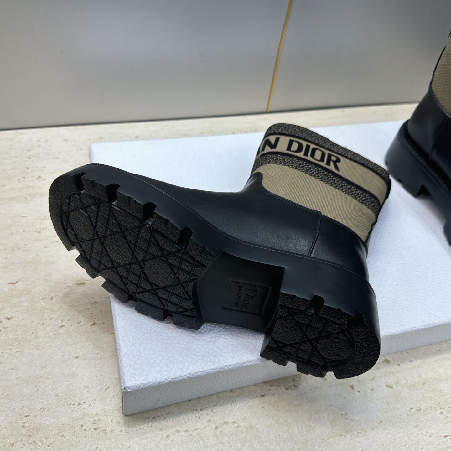 Dior 迪奥 2026秋冬高定系列新款 Dentelle 及裸机车女短靴 CD字母logo立体刺绣图案低跟圆头一脚蹬骑