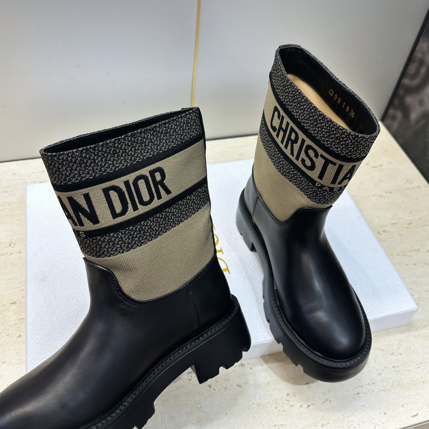 Dior 迪奥 2026秋冬高定系列新款 Dentelle 及裸机车女短靴 CD字母logo立体刺绣图案低跟圆头一脚蹬骑