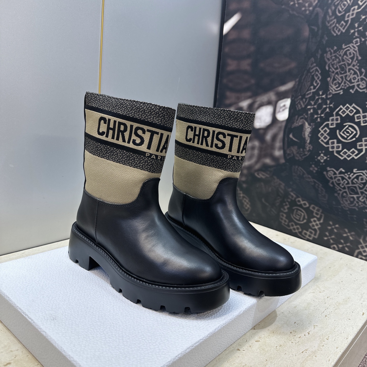 Dior 迪奥 2026秋冬高定系列新款 Dentelle 及裸机车女短靴 CD字母logo立体刺绣图案低跟圆头一脚蹬骑