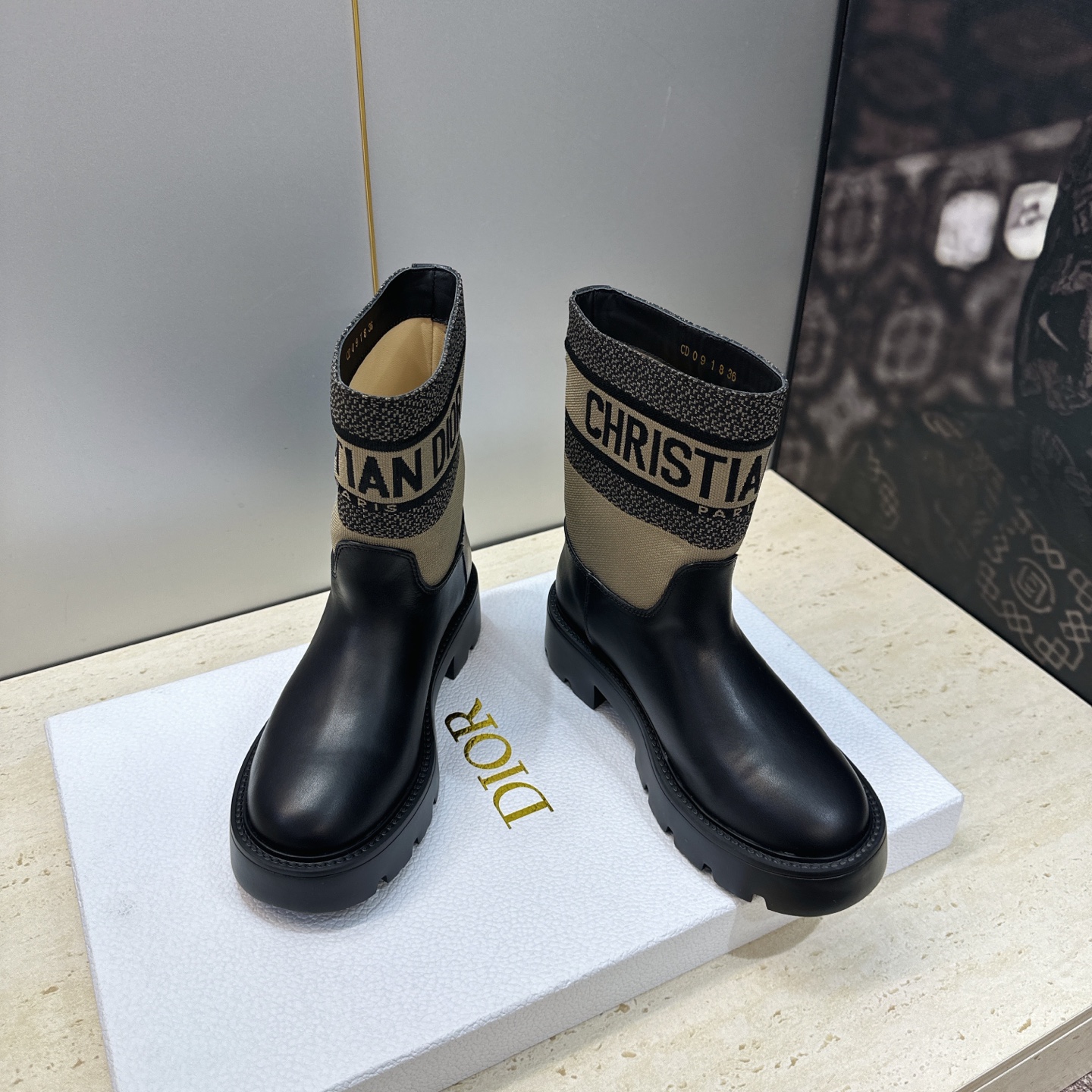 Dior 迪奥 2026秋冬高定系列新款 Dentelle 及裸机车女短靴 CD字母logo立体刺绣图案低跟圆头一脚蹬骑