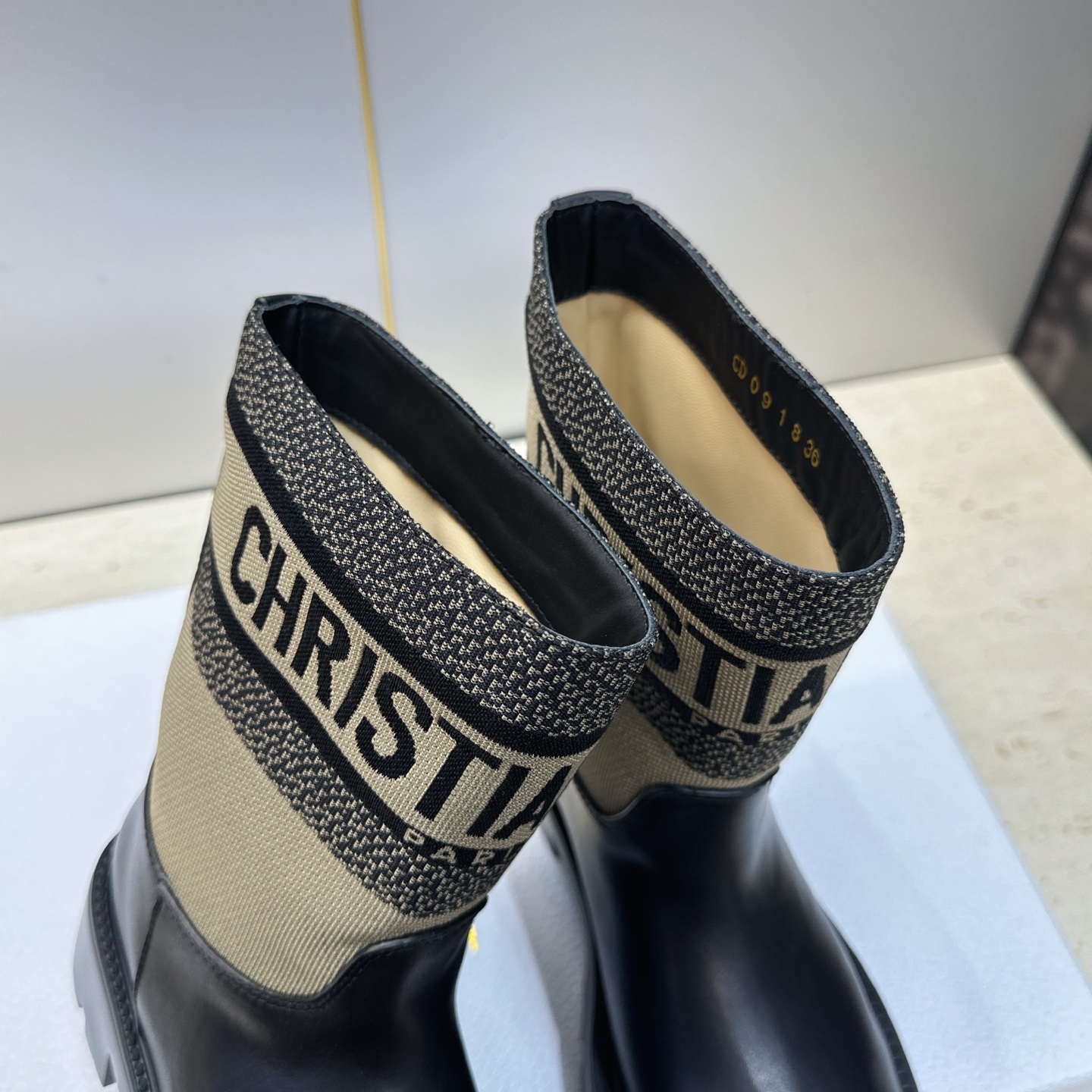 Dior 迪奥 2026秋冬高定系列新款 Dentelle 及裸机车女短靴 CD字母logo立体刺绣图案低跟圆头一脚蹬骑
