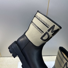 Dior 迪奥 2026秋冬高定系列新款 Dentelle 及裸机车女短靴 CD字母logo立体刺绣图案低跟圆头一脚蹬骑 Dior 迪奥 2026秋冬高定系列新款 Dentelle 及裸机车女短靴 CD字母logo立体刺绣图案低跟圆头一脚蹬骑