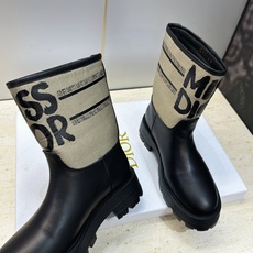 Dior 迪奥 2026秋冬高定系列新款 Dentelle 及裸机车女短靴 CD字母logo立体刺绣图案低跟圆头一脚蹬骑 Dior 迪奥 2026秋冬高定系列新款 Dentelle 及裸机车女短靴 CD字母logo立体刺绣图案低跟圆头一脚蹬骑