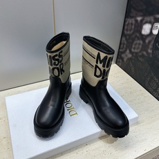 Dior 迪奥 2026秋冬高定系列新款 Dentelle 及裸机车女短靴 CD字母logo立体刺绣图案低跟圆头一脚蹬骑 Dior 迪奥 2026秋冬高定系列新款 Dentelle 及裸机车女短靴 CD字母logo立体刺绣图案低跟圆头一脚蹬骑